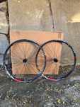 Zestaw kół Sram Roam 50 29" czarne czerwone HG