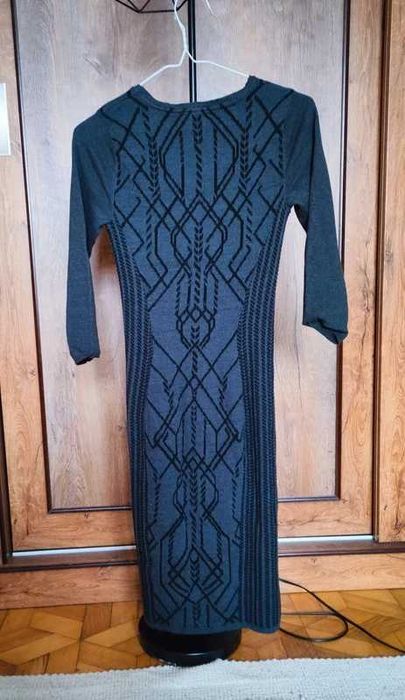 Obcisła sukienka z długim rękawem midi xs 34