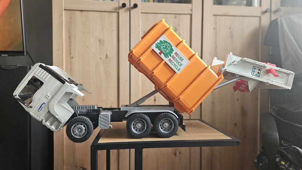 Bruder MAN TGA 02772 śmieciarka z tylnym załadunkiem