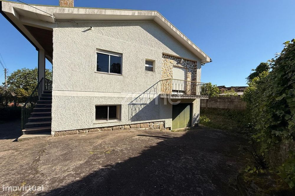 Moradia T3 localizada em Crespos com terreno com 3568m2
