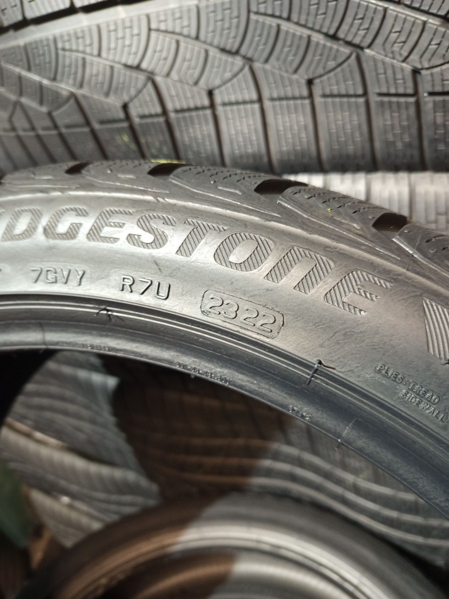 215/45R20 Bridgestone Blizzak LM-32