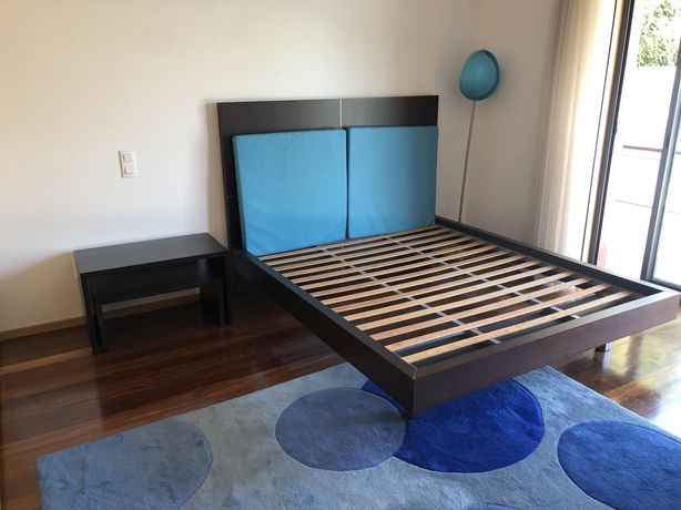 Conjunto quarto (cama, carpete, mesas cabeceiras)
