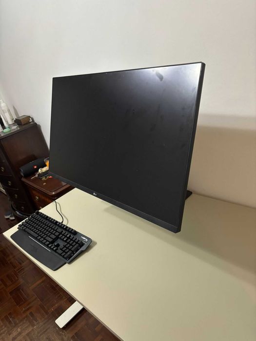 Vendo monitor LG UHD de 31,5 polegadas em excelente estado!