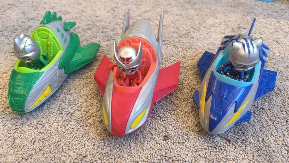 Zestaw auta z figurkami pidzamersi