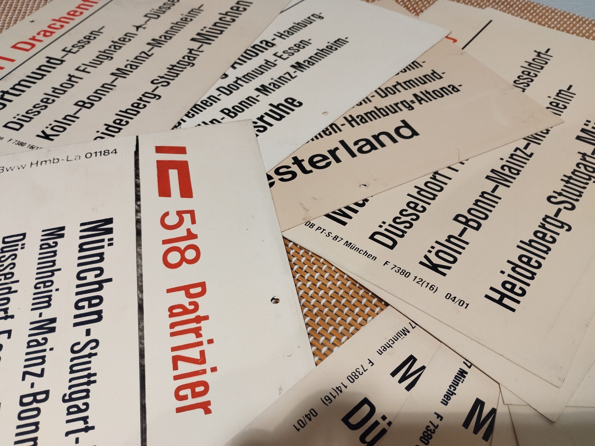 Kolekcjonerskie niemieckie plastikowe tabliczki kolejowe 11 sztuk