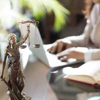 Адвокат , юридична допомога онлайн