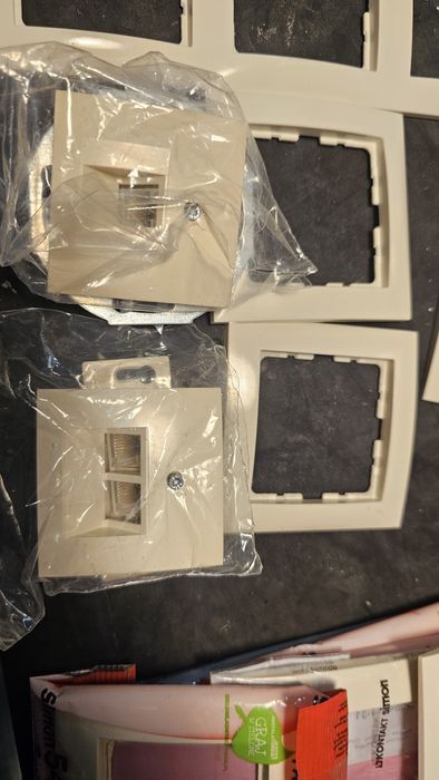 Zestaw gniazdek, ramek, włączników nadstany po remoncie. Kremowe Ospel