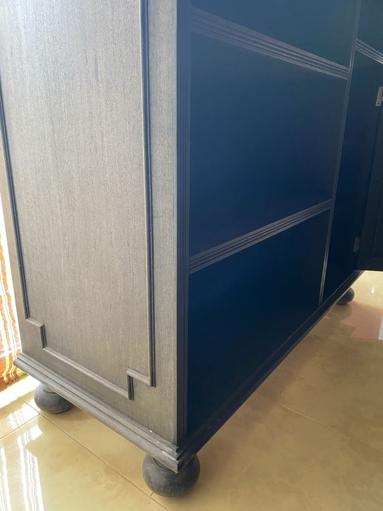 Móvel de Apoio com Prateleiras e Porta