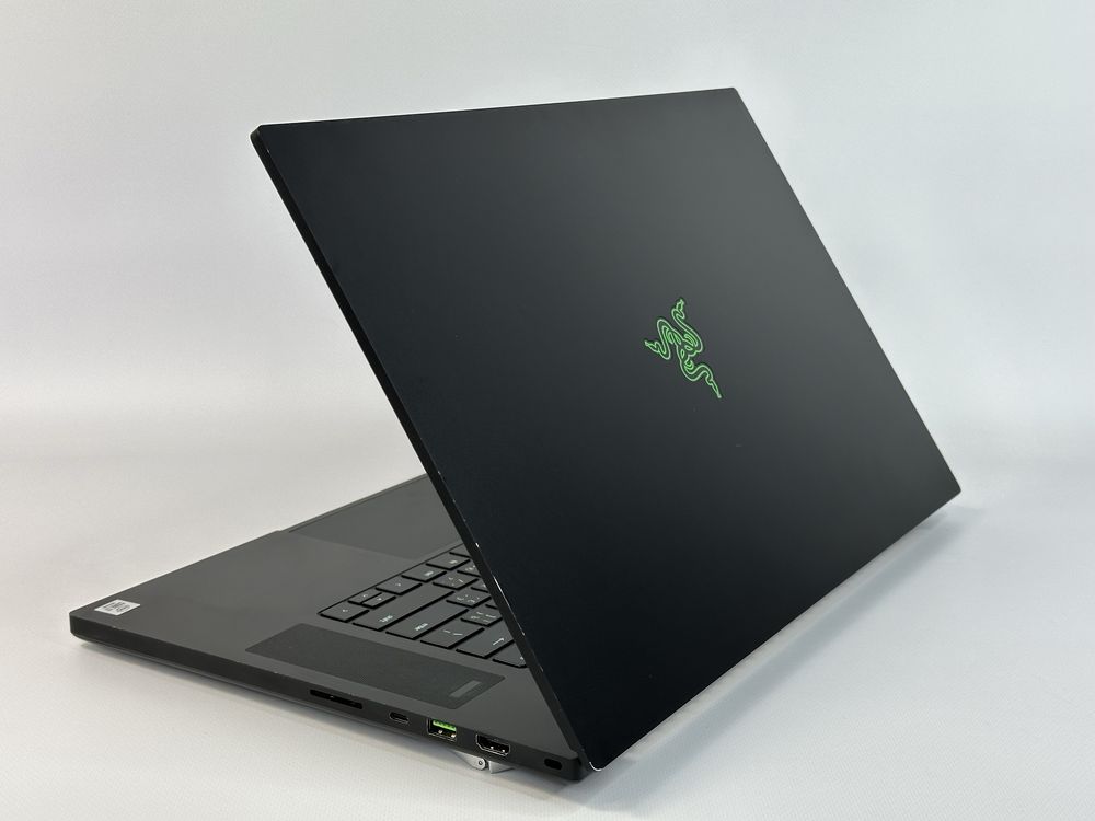 Razer Blade Pro 17/ 17.3” 4K 300 Гц/i7-10875H/32GB/1 TB SSD/RTX 2080