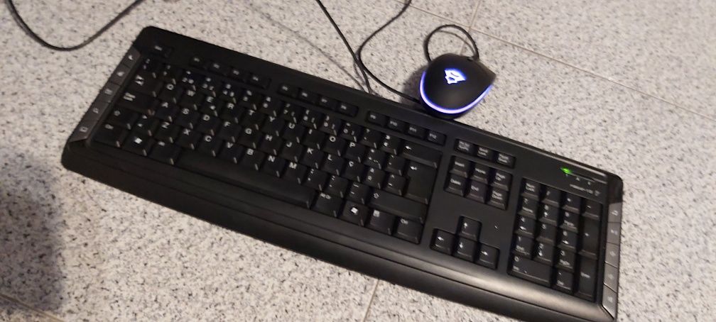 Teclado para computador, com rato.