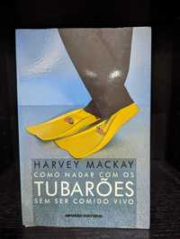 Como Nadar com Os Tubarões sem ser comido vivo - Harvey Mackay