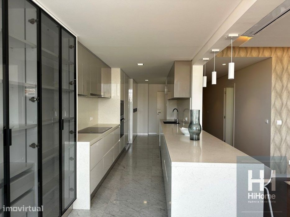 Apartamento T4 mobilado no Edificio Funchal Centrum