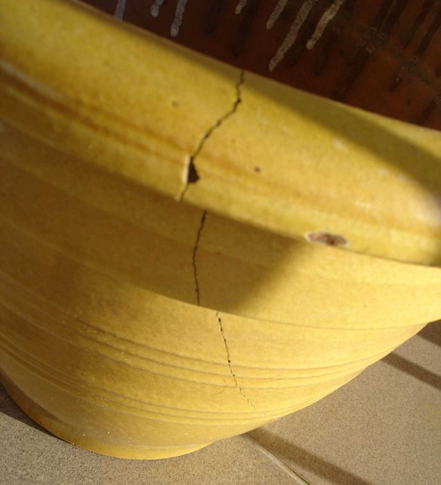 Pęknięta, żółta, duża, używana doniczka. Odbiór osobisty.