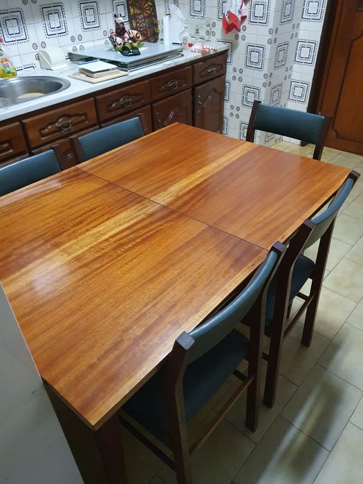 Mesa vintage extensível com 6 cadeiras