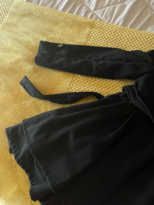 Sobretudo feminino plissado em preto