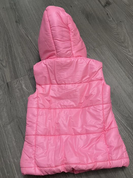 Стильна яскрава безрукавка для дівчинки