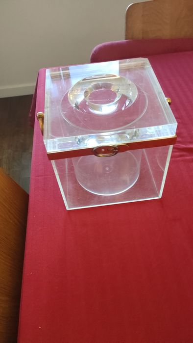 Recipiente de gelo formato cubo transparente