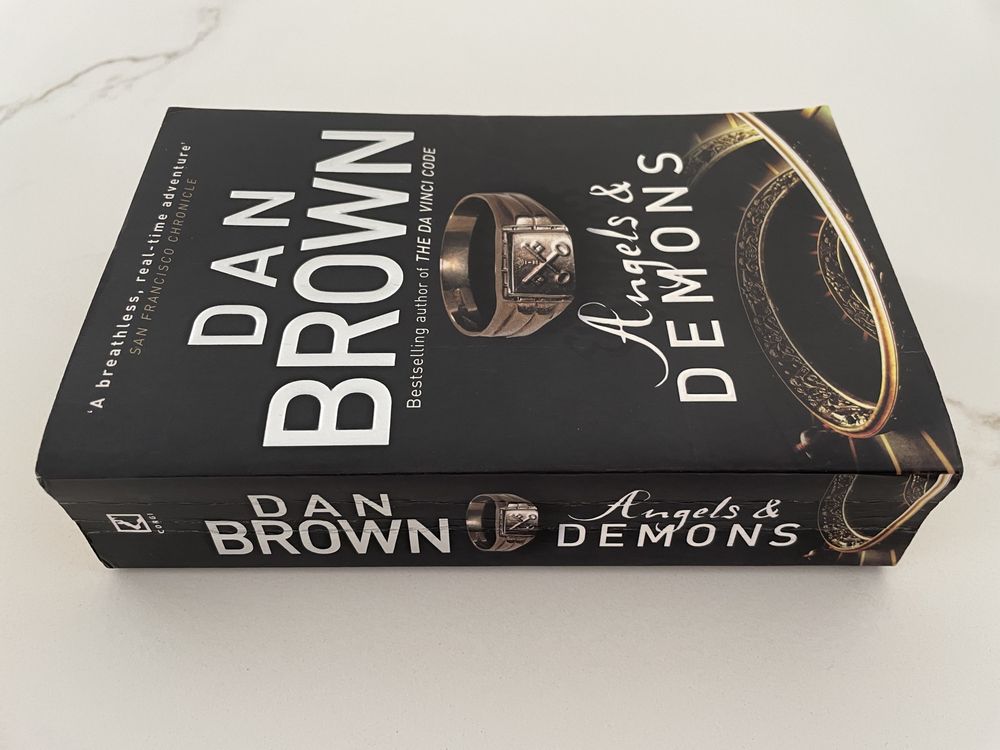Livro em inglês “Angels & Demons” de Dan Brown