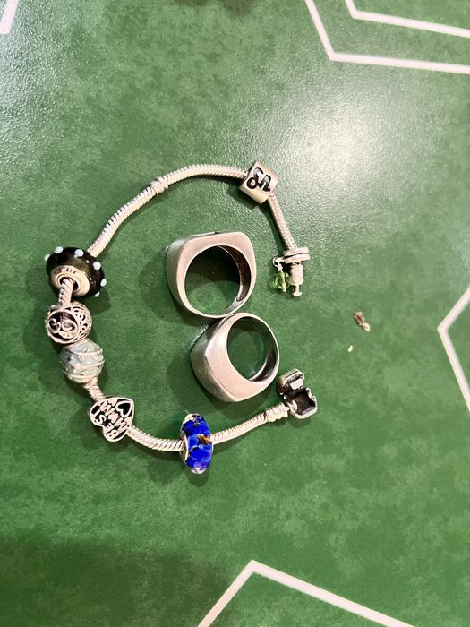 Vendo a minha pandora, acompanda com 7 pescas e 2 aneis grossos