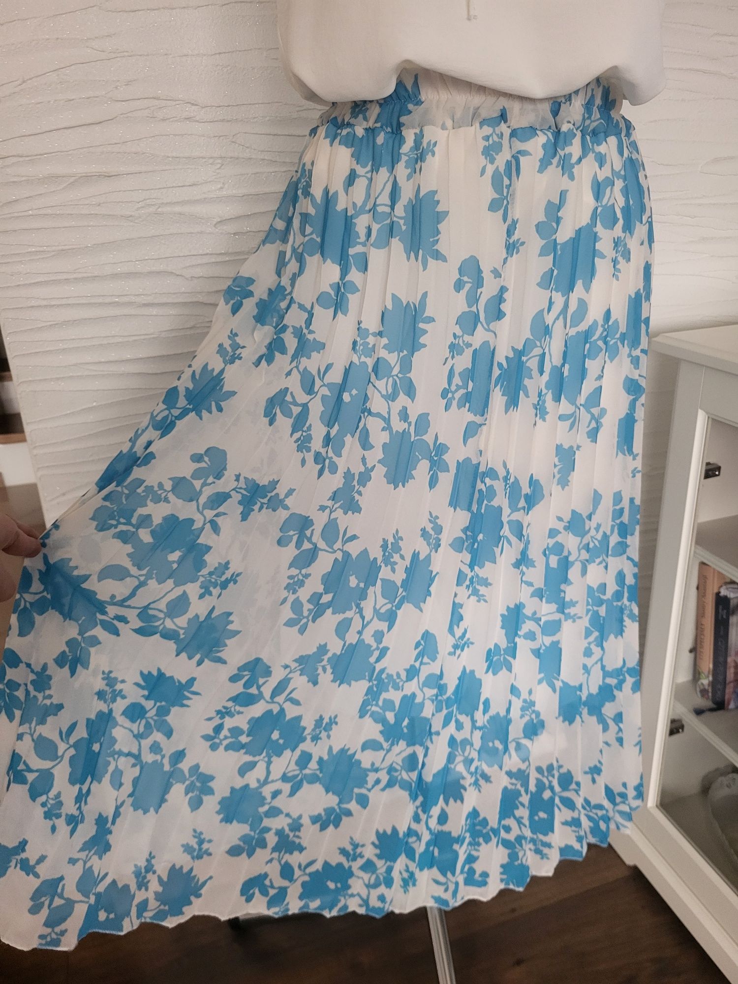 Szyfonowa spódnica midi plisowana niebieska