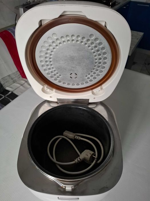 Мультиварка Vitek VT-4213 GY та Мультиварка Vilgrand VMC286