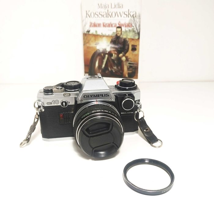 Lustrzanka analogowa OLYMPUS OM 10 z Zuiko 50 mm 1:1,8  maual adapter