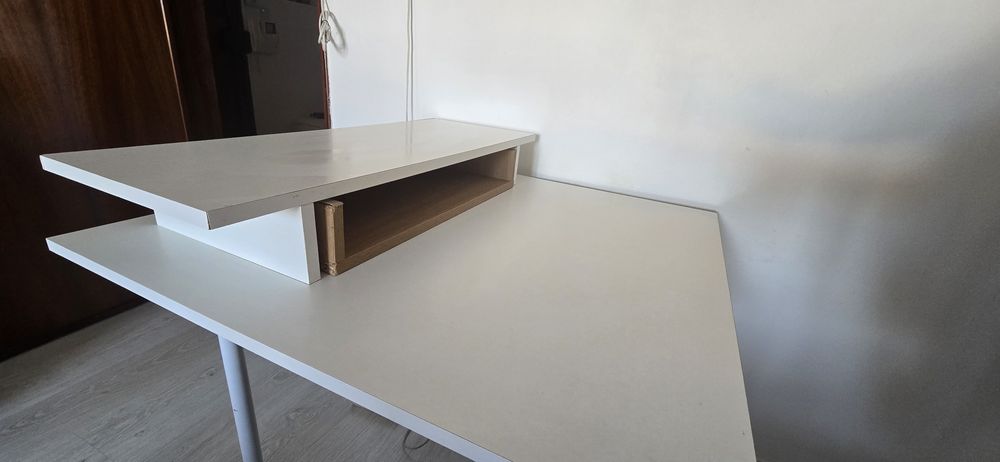 Secretaria branca 80x80cm com suporte monitor