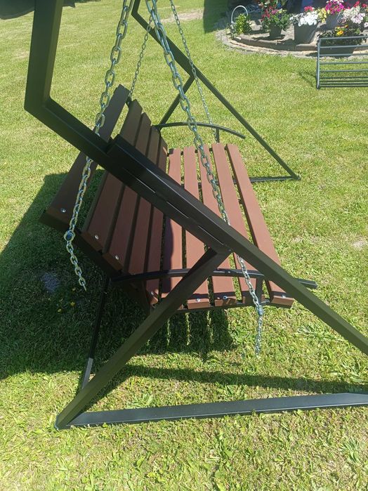 Huśtawka ogrodowa z daszkiem