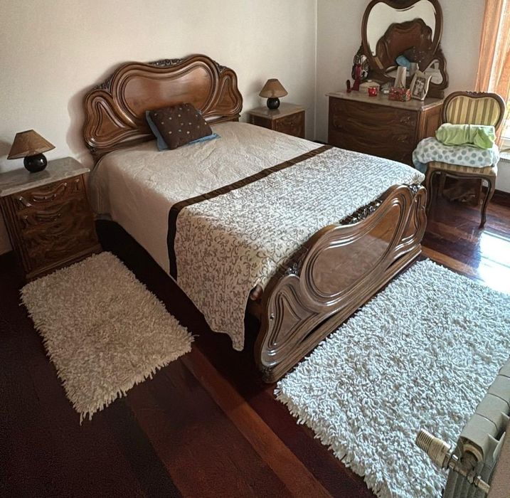 Quarto completo com mesinhas, mesinha de cabeceira, guarda fatos e com