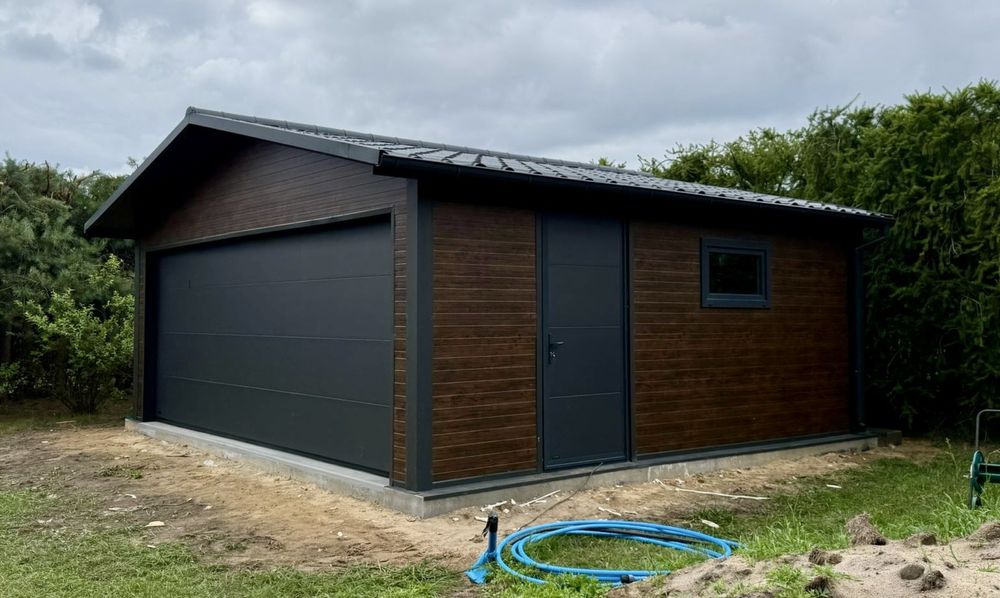 Garaz z plyty warstwowej