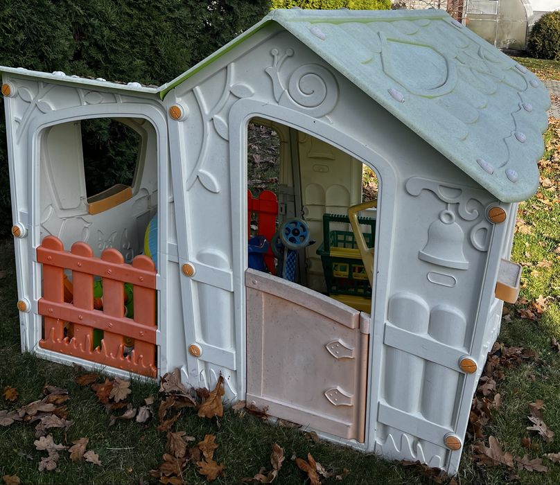 Plastikowy domek do zabawy dla dziecka