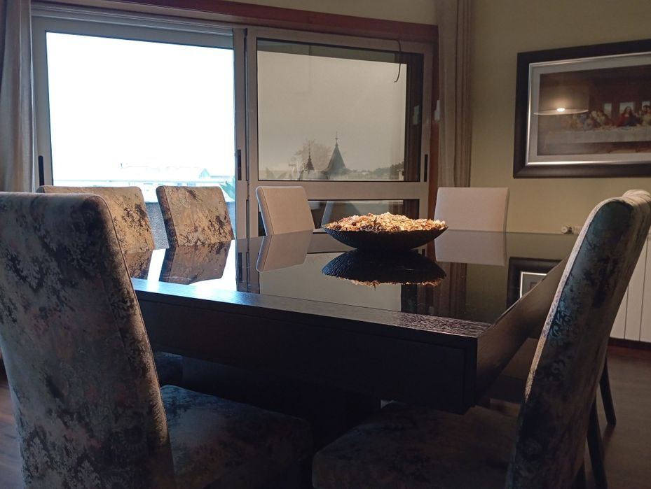 Mesa de sala em wengue + cadeiras