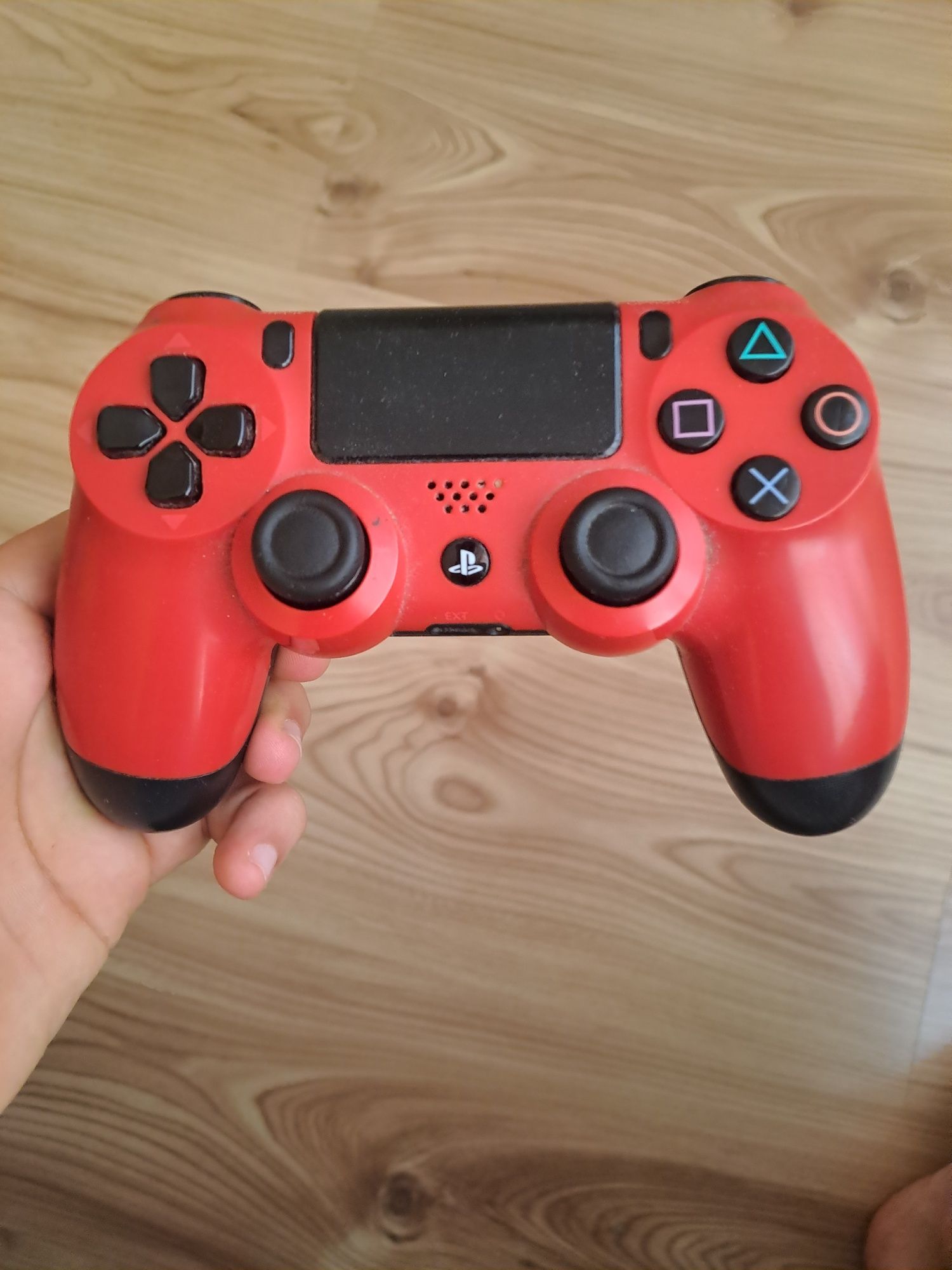 Ps4 Pro 1TB z dwoma padami
