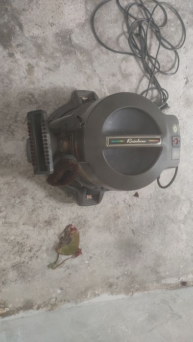 Carcaça de aspirador Rainbow com acessórios.