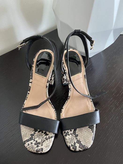 Sandalias pretas padrao animal