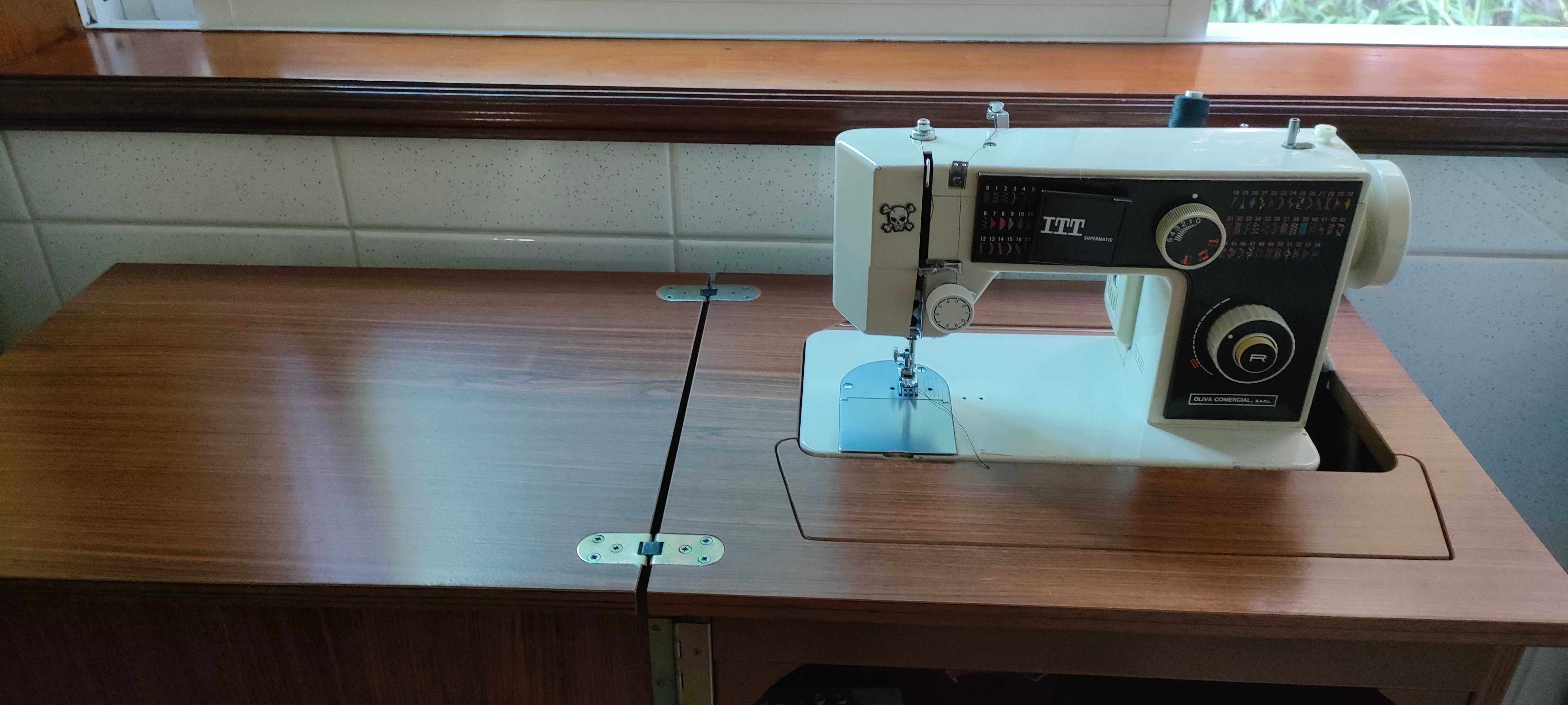 Máquina de costura Oliva com móvel e 56 discos para diversos pontos