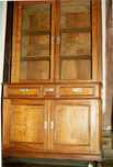 Cristaleira antiga e quarto reclame