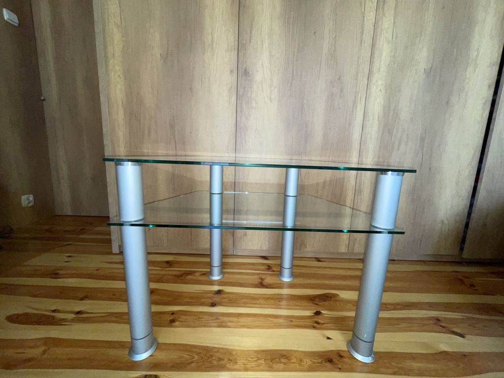 Szklany stolik ze srebrnymi nogami