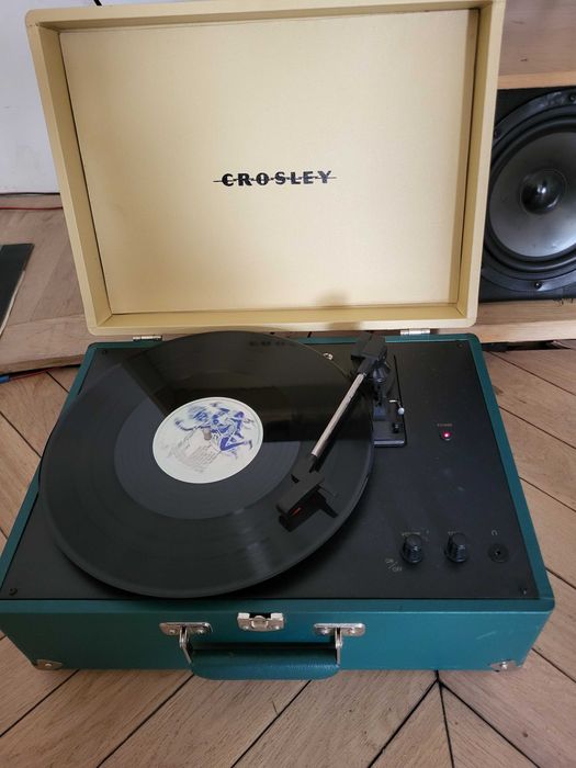 Gramofon z wbudowanymi glosnikami