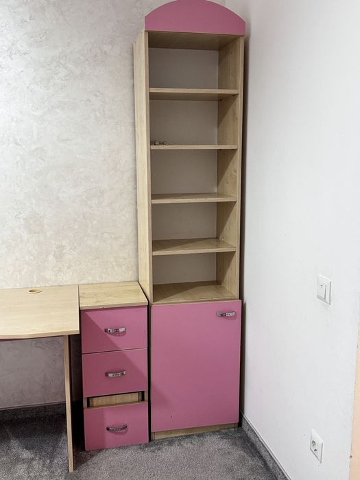 Дитяча спальня для дівчинки, ліжко, стіл, тусмба, шафа, матрац