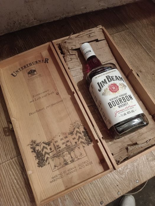 drewniane pudełko na przedmioty, wino, narzędzia