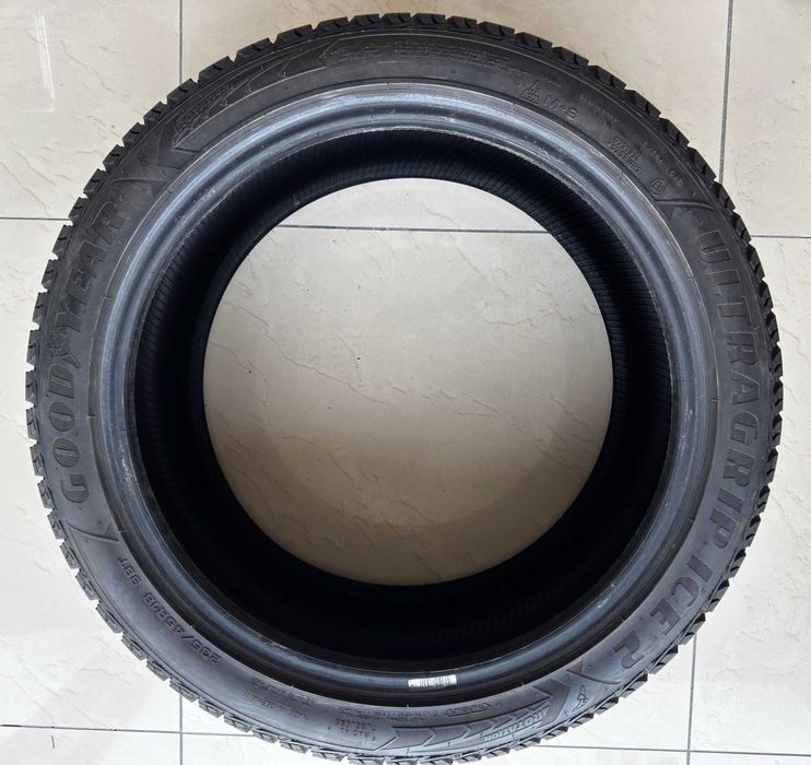 Продам зимові шини 235/45 R18 88T Goodyear UltraGrip ICE2
