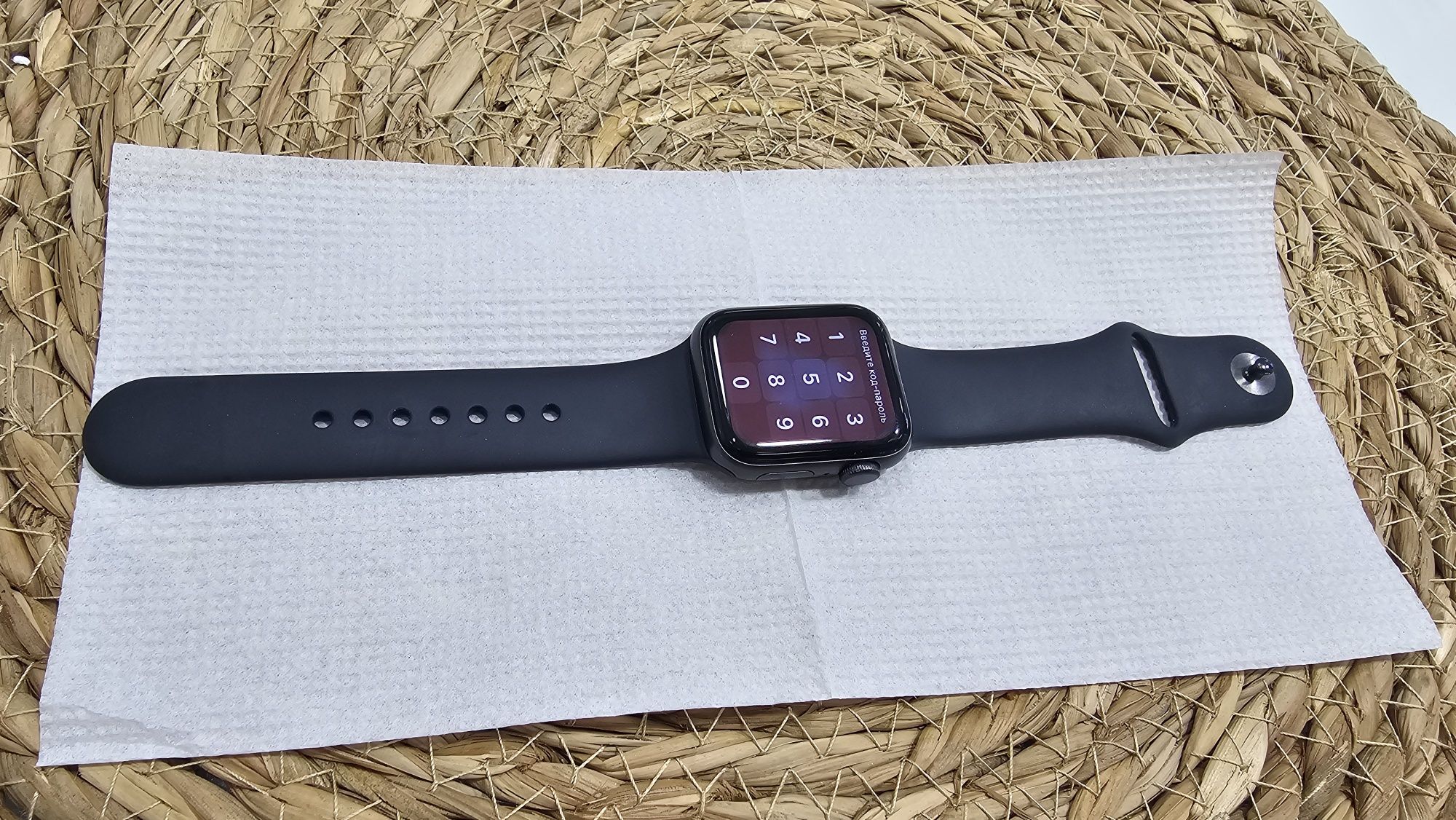 Apple watch SE 40mm aluminum&ceramic в чудовому стані
