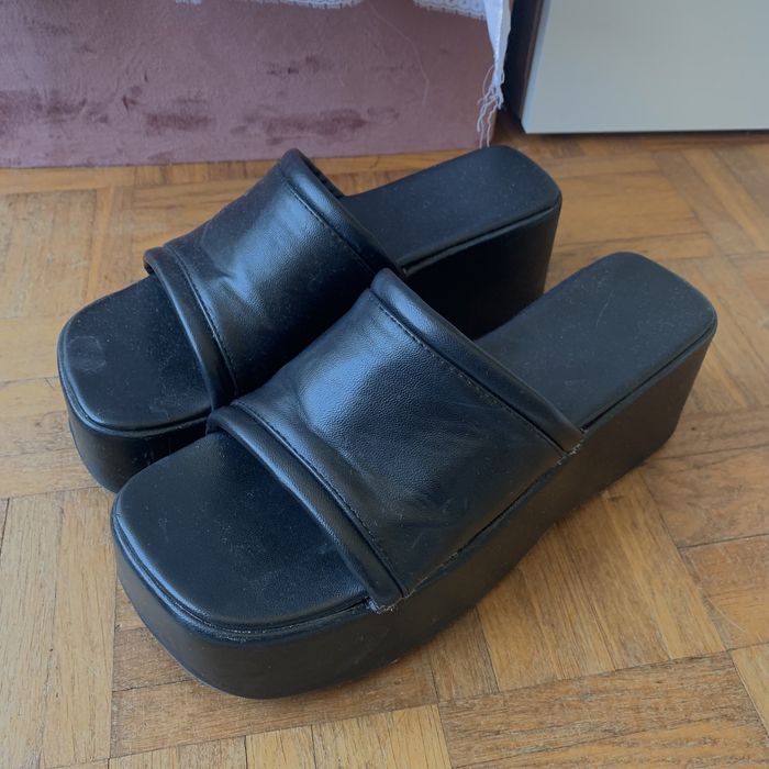 Sandálias pretas de plataforma