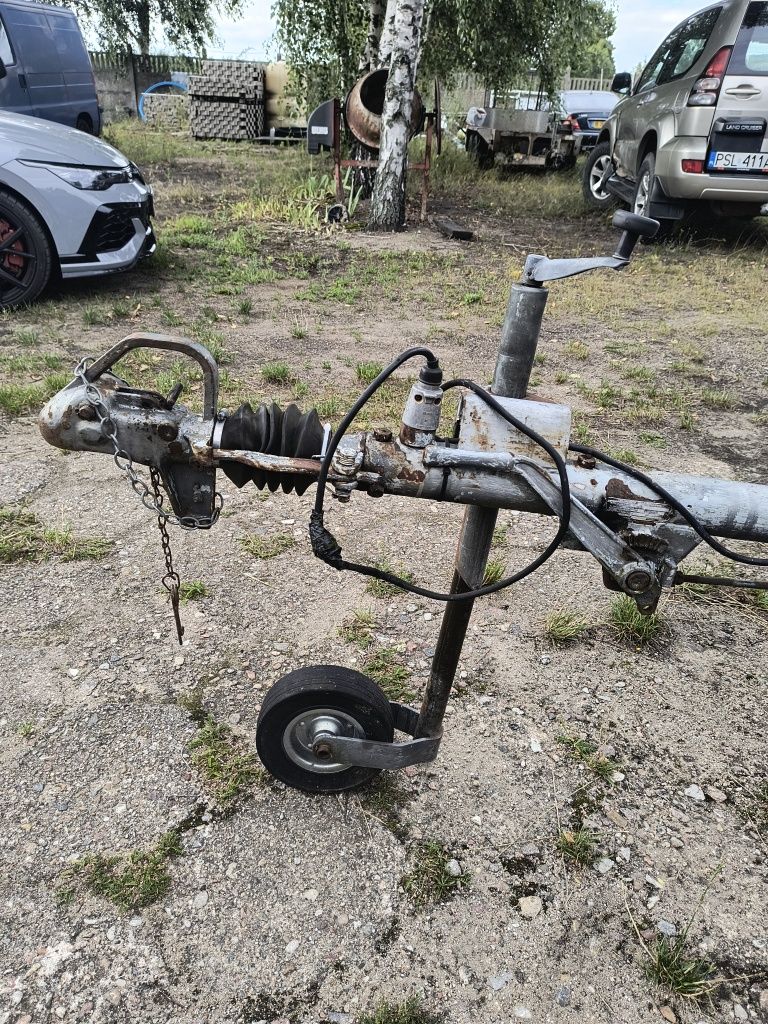 Żaglówka niebieska z przyczepką