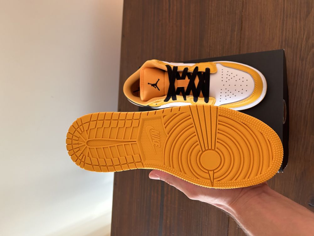 Jordan 1 low taxi