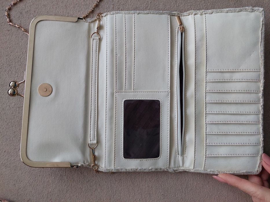 Złota torebka z kwiatami