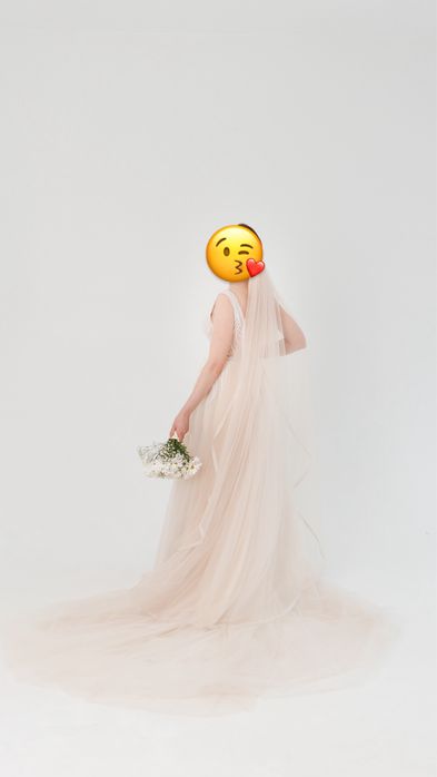 Весільна сукня зі шлейфом нюд