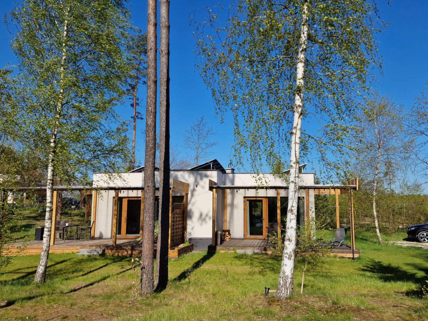 Domek nad jeziorem z linią brzegową, jakuzzi, balia, wędkowanie.