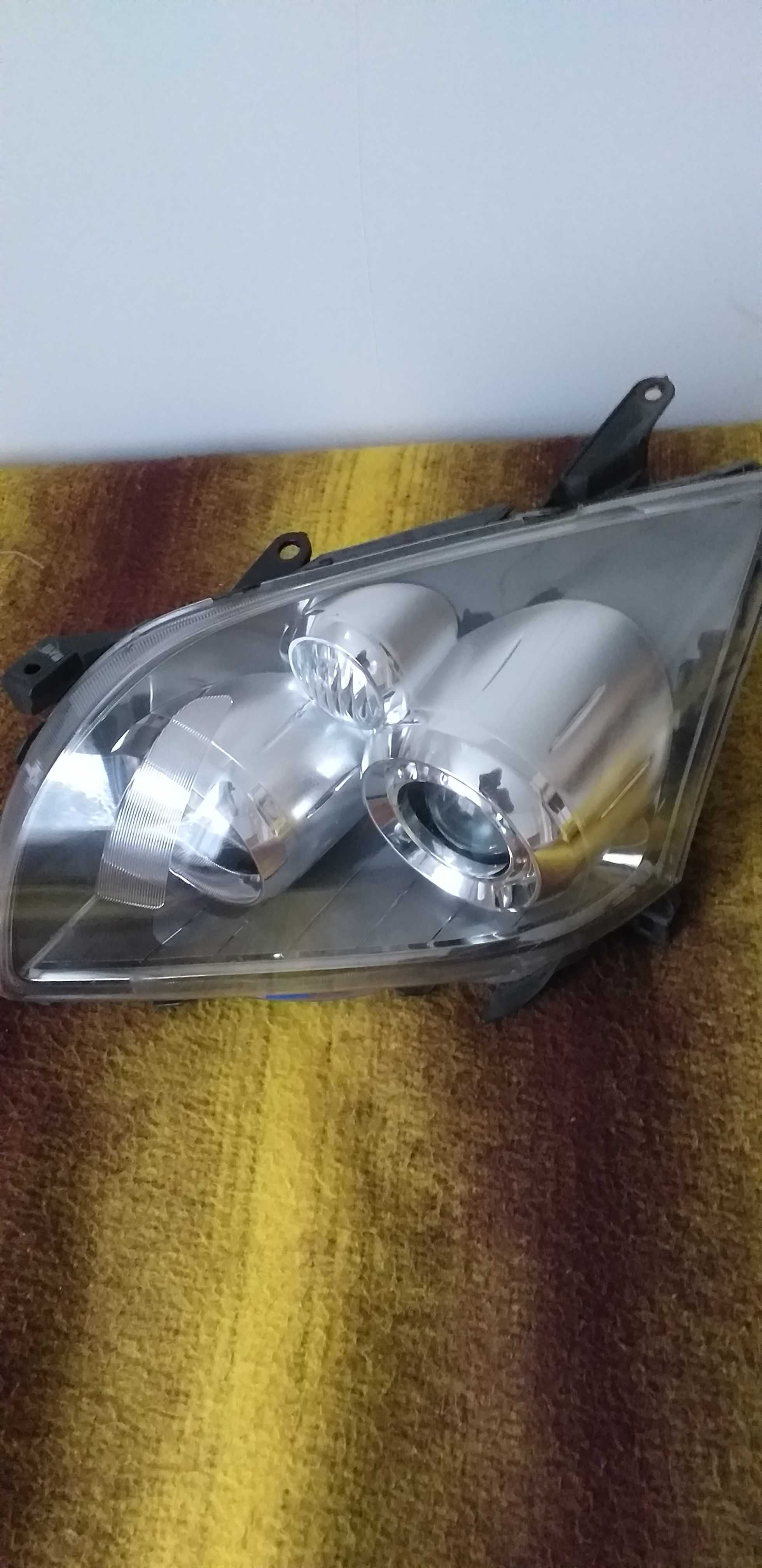 Lampy przednie Toyota Avensis T25 -angielskie